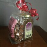 lot cadeau Noël 1 pot de miel de thym , 1 sachet de raisins secs de Corynthe et 1 sachet d'amandes bio